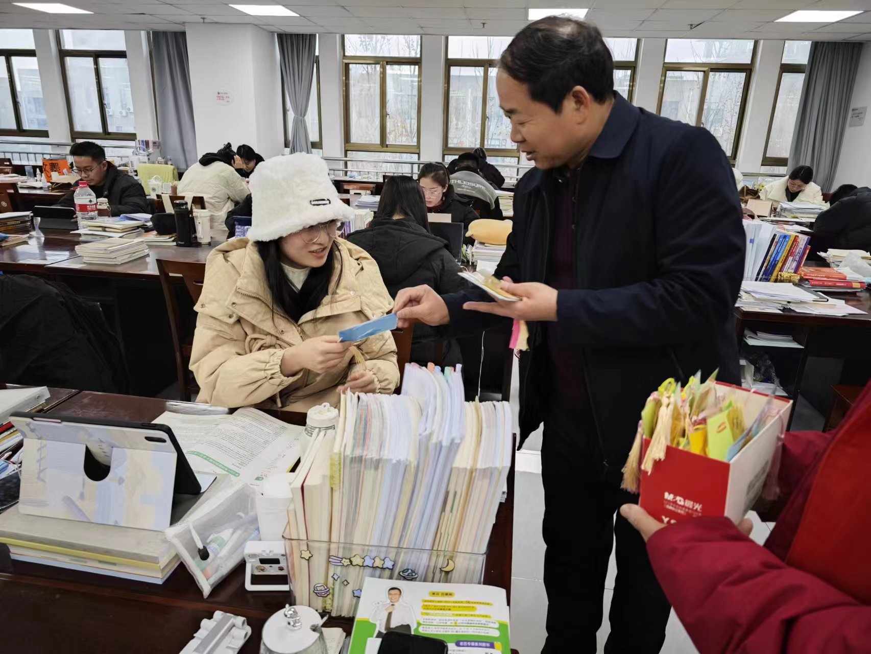 银杏树叶变书签   句句祝福显真情—秀英图书馆为考研学子鼓劲加油