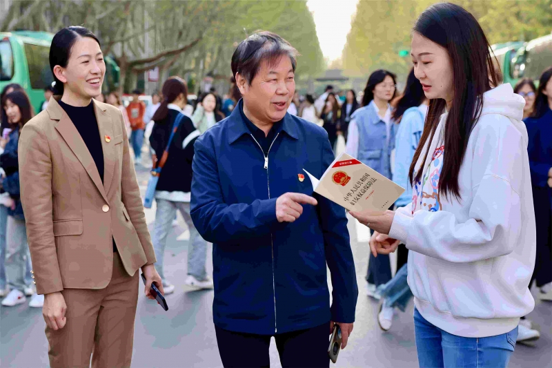 “建设平安法治郑州·巾帼在行动” 普法进校园公益活动在我校举行